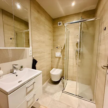 S Balkonom A Parkovanim Apartament *