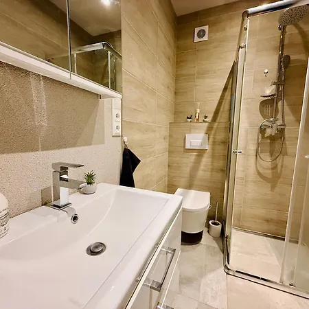 S Balkonom A Parkovanim Apartment *