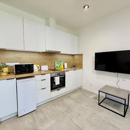 S Balkonom A Parkovanim *