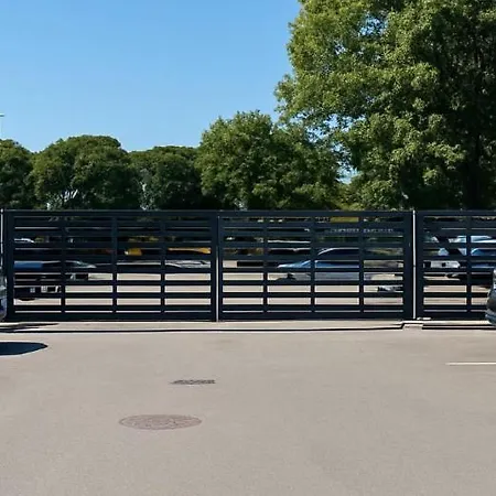 S Balkonom A Parkovanim 미칼로브체